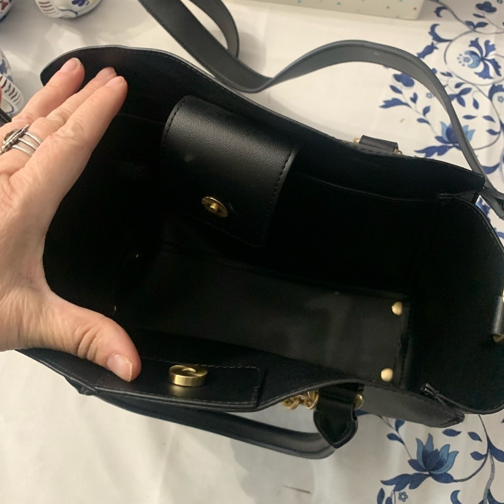 Chic Black Shoulder Bag with Gold Chain - Picture 2 of 6